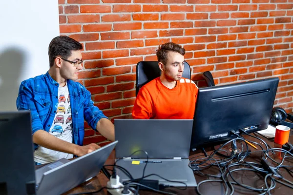 Dois Programadores Trabalhar Num Novo Projecto Desenvolvimento Tecnologias Programação Codificação — Fotografia de Stock