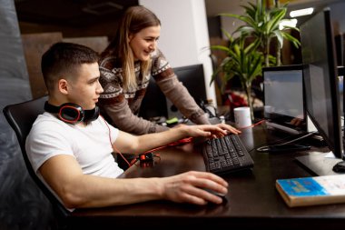 Projede çalışan ve şirket içinde programlama yazılım mühendisleri. Web sitesi tasarımı. Beyin fırtınası kavramı.