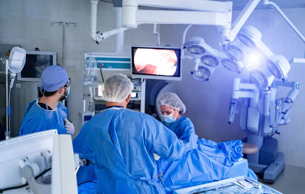 Egy Csapat Sebész Operál Modern Műtőben Műtőben Modern Felszerelés Klinikán — Stock Fotó