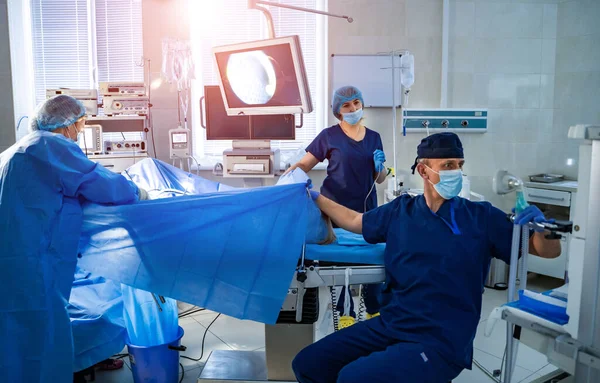Ryggkirurgi Grupp Kirurger Operationssalen Med Kirurgisk Utrustning Doktorn Tittar Skärmen — Stockfoto
