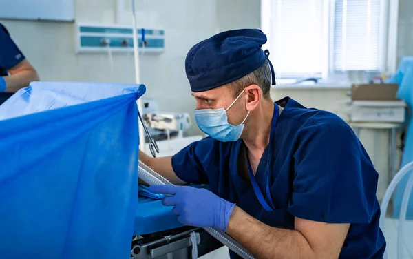 Концепція Хірургії Охорони Здоров Медицини Людей Хірург Працює Операційній Кімнаті — стокове фото