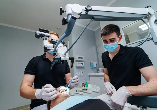 Dentista Examina Dentes Paciente Com Microscópio Dentário Equipamento Médico Moderno — Fotografia de Stock