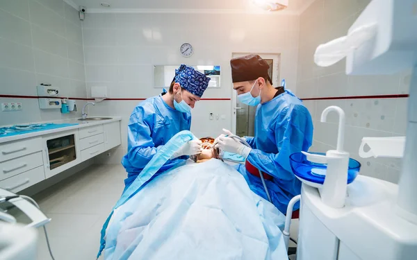 Los Dentistas Están Trabajando Clínica Moderna Estomatología Instrumento Estomatológico Clínica —  Fotos de Stock