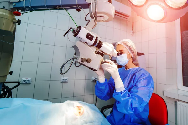 Augenoperation Chirurgenhände Handschuhen Die Mit Dem Mikroskop Die Sehkorrektur Mit — Stockfoto