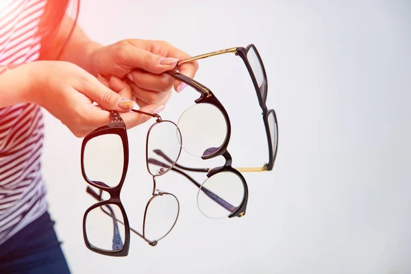 Brillen Van Dichtbij Hand Van Vrouw Houdt Een Zwarte Bril — Stockfoto