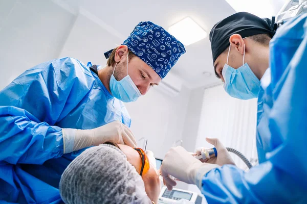 Les Dentistes Font Contrôle Stomatologique Réparation Dent Jeune Patiente Dans — Photo