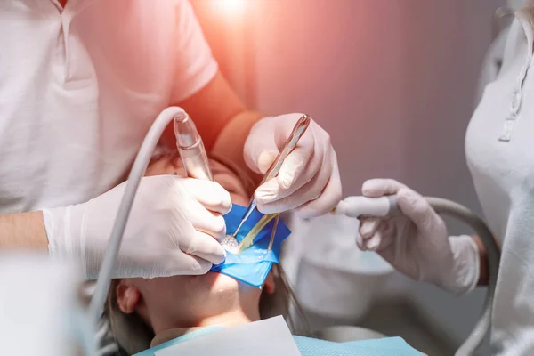 Dentista Che Cura Una Paziente Nella Stomatologia Denti Concetto Trattamento — Foto Stock