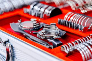 Optalmoloji test kutusu. Optometristlerin ve göz doktorlarının evrensel-messbrille aracı. Bir çift dioptrik gözlük. Görme düzeltmesi.