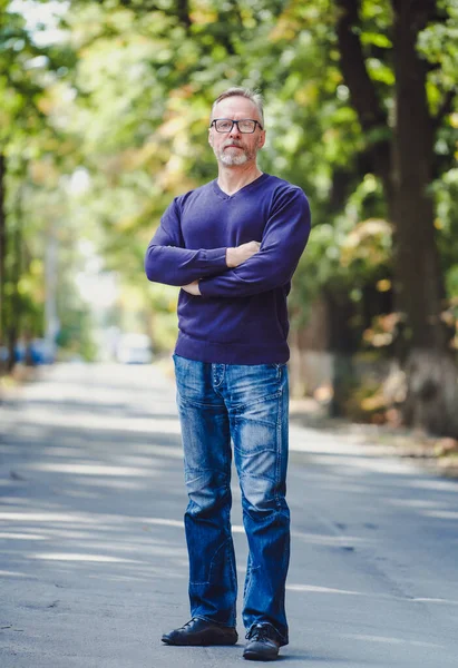 Man Met Grijs Haar Buiten Het Park Geen Jasje Blauwe — Stockfoto