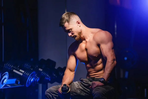 Fit Muscular Man Exercising Dumbbell Muscular Young Man Lifting Weights — Stock Photo, Image