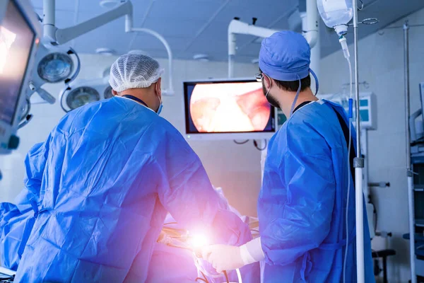 Sebészek Csoportja Műtőben Sebészeti Felszereléssel Modern Orvosi Háttér Sebészeti Koncepció — Stock Fotó