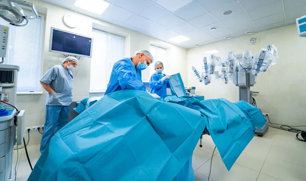 Zespół Chirurgów Wykonujących Operacje Jaskrawo Nowoczesnej Sali Operacyjnej Teatr Operacyjny — Zdjęcie stockowe