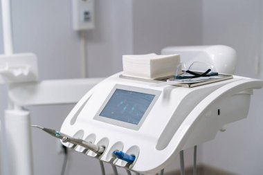 Diş tedavisi için stomatoloji bürosundaki modern ekipman..