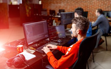 İş yerindeki genç programcı. Girişim işi. Program geliştirme kavramı.