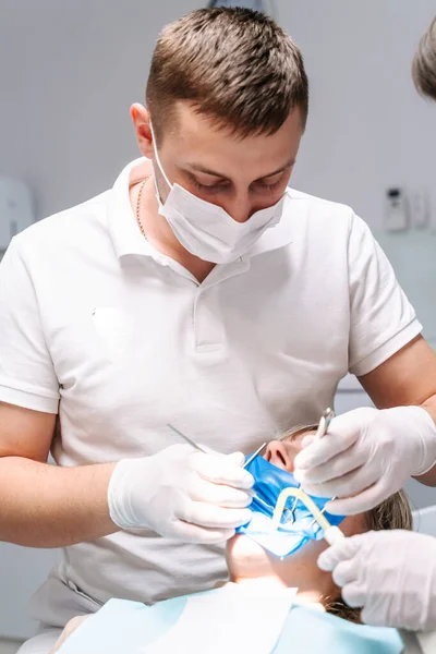 Dentista Sexo Masculino Examinando Paciente Olhando Para Dentes Com Microscópio — Fotografia de Stock