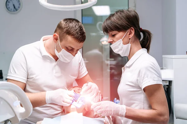 Dentista Curando Uma Paciente Feminina Estomatologia Dente Conceito Tratamento — Fotografia de Stock