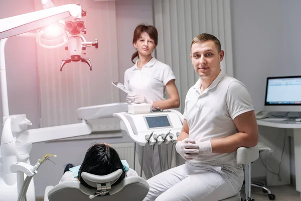 在牙科诊所 口腔护理 健康的牙齿 口腔科概念中都有客户的一组牙医 — 图库照片