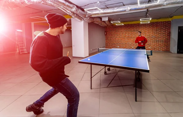 Deux Jeunes Hommes Affaires Démarrage Jouant Ping Pong Tennis Dans — Photo