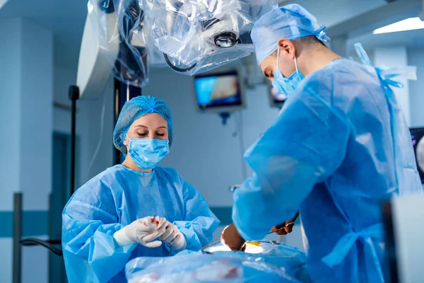 Omurga Ameliyatı Ameliyathanede Ameliyat Ekipmanlarıyla Bir Grup Cerrah Modern Tıbbi — Stok fotoğraf