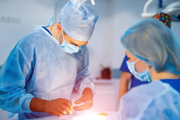 Lavoro Chirurghi Sala Operatoria Con Attrezzature Moderne Gruppo Medici Eseguire — Foto Stock