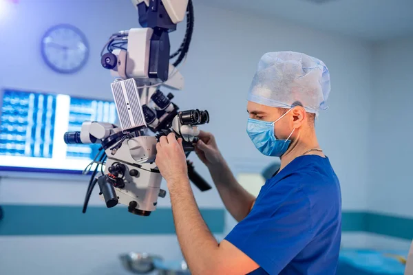 手術室の近代的な設備 手術を行う医療チーム — ストック写真