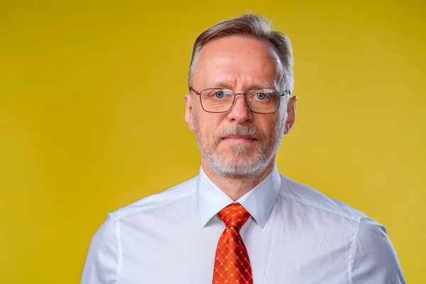 Man Met Baard Met Een Zeer Interessante Blik Gele Achtergrond — Stockfoto