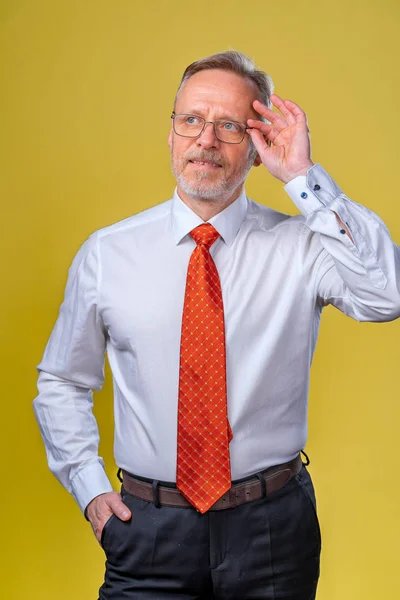 黄色の背景に髭を生やした眼鏡のビジネスマン サラリーマン 仕事を賢く見て — ストック写真