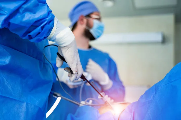Läkargruppen Utför Operation Till Patient Kirurger Medicinsk Uniform Och Masker — Stockfoto