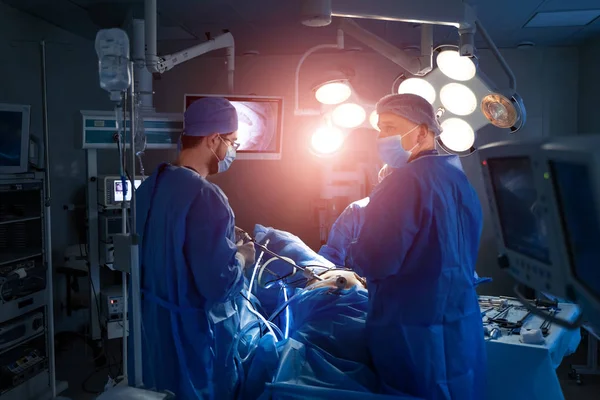 Cirugía Columna Grupo Cirujanos Quirófano Con Equipo Quirúrgico Doctor Mirando —  Fotos de Stock