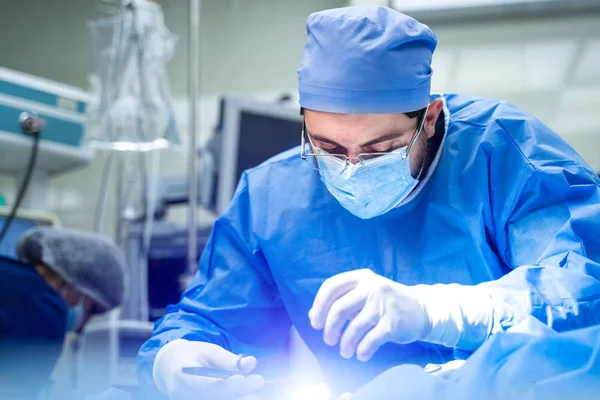 Doktor Fulländning Operation Till Patient Kirurg Medicinsk Uniform Och Masker — Stockfoto