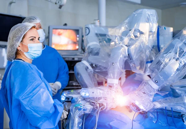 Equipo Médico Realizando Operación Grupo Cirujanos Trabajando Quirófano —  Fotos de Stock