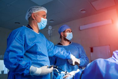 Cerrahlar ameliyat tiyatro faaliyet içinde. Hastane