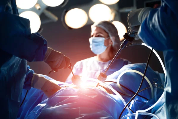Медицинская Команда Выполняющая Хирургическую Операцию Современной Операционной Работа Хирургическими Инструментами — стоковое фото