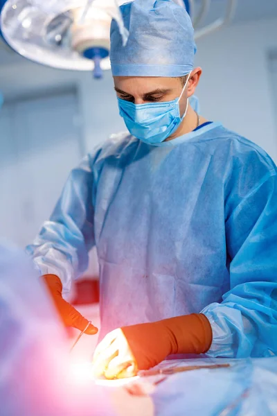 Sebész Műtőben Sebészeti Felszereléssel Operációt Végző Orvosi Csoport — Stock Fotó
