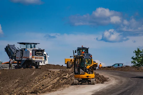 道路建設現場の掘削機 黄色の特殊技術機械道路補修コンセプト — ストック写真