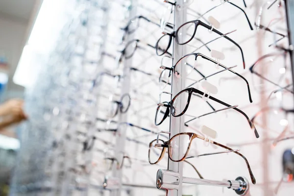 Image d'une vitrine de lunettes dans un magasin d'optique moderne, mise au point sélective . — Photo