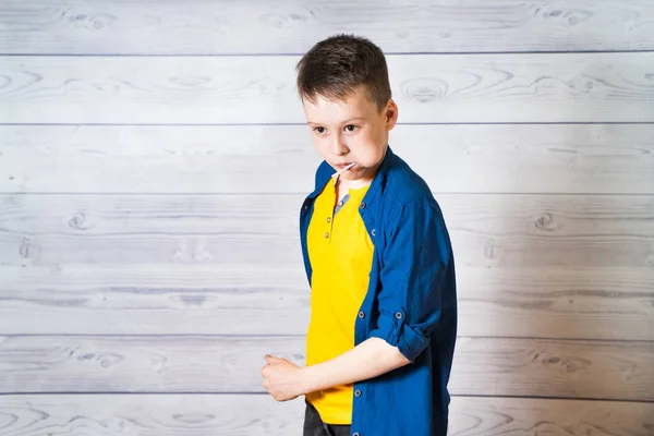 Lindo Chico Con Piruleta Sobre Fondo Madera Clara — Foto de Stock