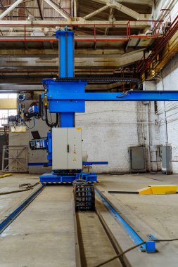 Endüstriyel lazer, düz metal levha ve kıvılcımlar üreten üretim teknolojisini kesiyor..