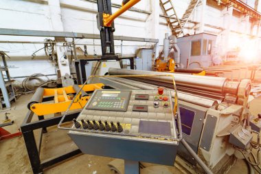 Fabrikada güneş paneli sistemi imalatı. Endüstri konsepti.