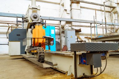 Metal fabrikasında sondaj makinesi çalışma süreci