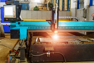 Lazer kesme makinası ve delikli metal plaka 3d işleme görüntü