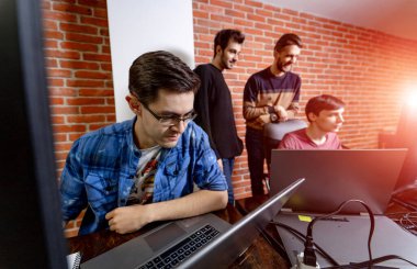 Programlama ve kodlama teknolojileri geliştiriliyor. Web sitesi tasarımı. Bir yazılım şirketinde çalışan programcılar şirket ofisini geliştirirler.