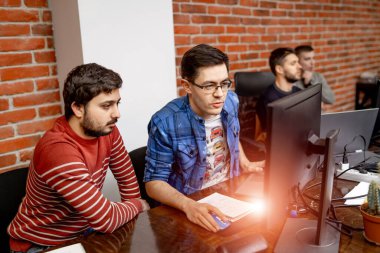 İki programcı yeni bir proje üzerinde çalışıyor. Programlama ve kodlama teknolojileri geliştiriliyor.