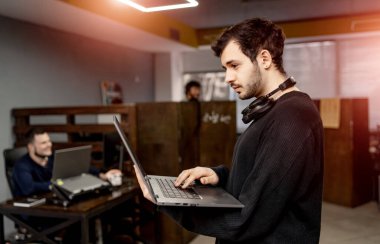 Programcı bir yazılım geliştirme şirket ofisinde çalışıyor. Web sitesi tasarımı.