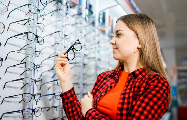 Silmälasit Optikoille Silmälasipuoti Seiso Lasien Kanssa Optiikan Varastossa Naisella Silmälasit — kuvapankkivalokuva