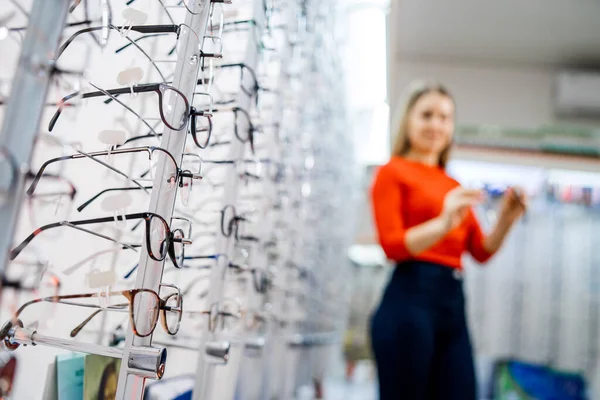 光学アイコンセプトの店内にメガネで立つ — ストック写真