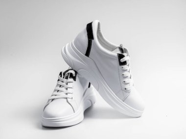 Yeni markasız koşu ayakkabısı, spor ayakkabı ya da antrenör beyaz arka planda izole