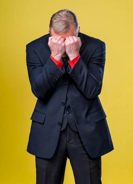 Retrato Homem Triste Sobre Fundo Amarelo Homem Sênior Cobre Rosto — Fotografia de Stock