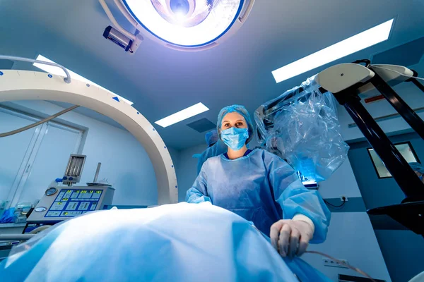Enfermera Médica Ayudando Paciente Equipamiento Moderno Quirófano Cirujano Uniforme Médico —  Fotos de Stock