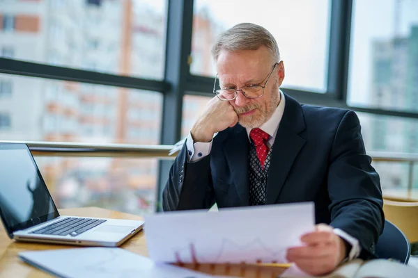 Bedachtzame Zakenman Van Middelbare Leeftijd Pak Zit Bij Het Raam — Stockfoto